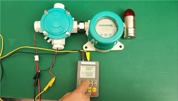 雷達罐旁顯示儀